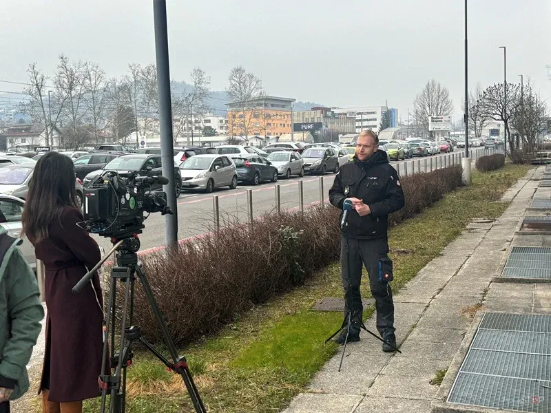 Snemanje terenskega televizijskega prispevka o zatiranju škodljivcev.