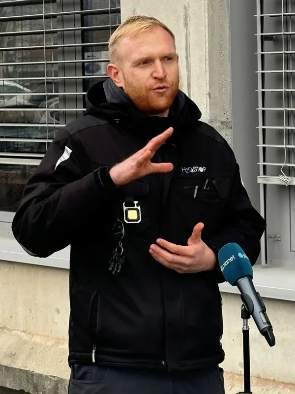 Izjava za medije pred objektom.