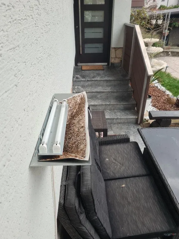 Svetlobna lovilna naprava ob zunanjem vhodu v objekt.
